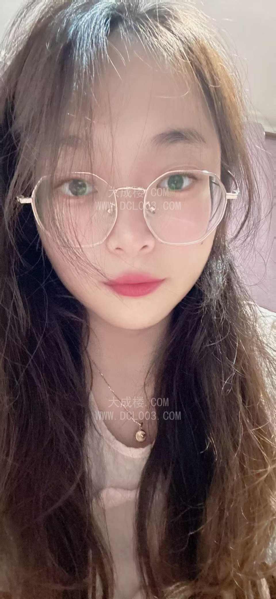 浦东戴眼镜的反差妹子