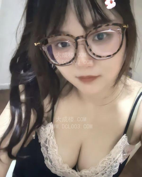 蜀山大胸眼镜妹