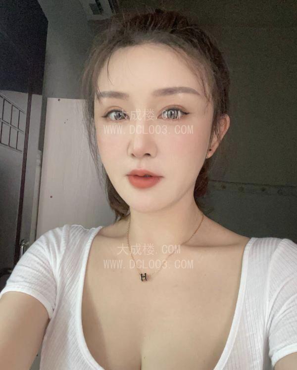 丰胸美臀的小少妇