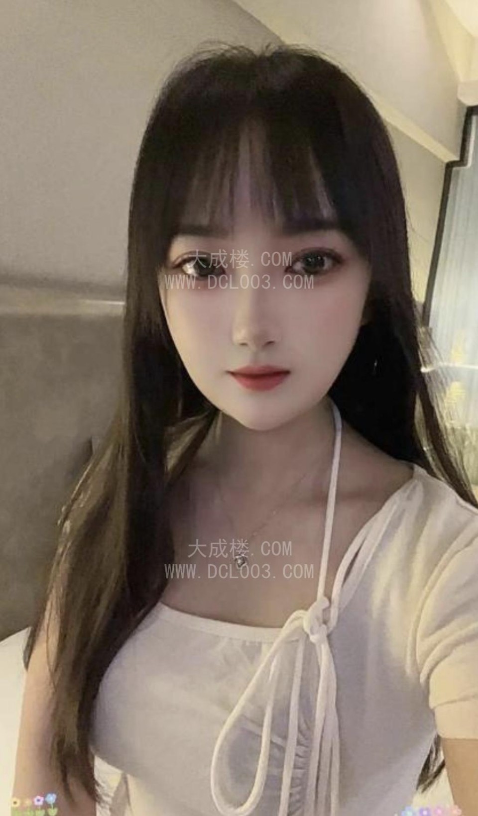 后湖大胸小姐姐