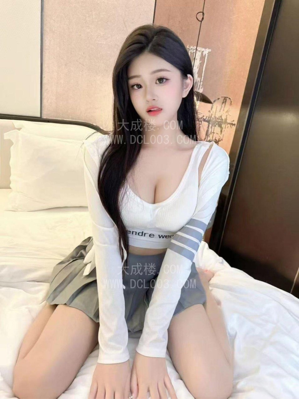 天河JK嫩妹子皮肤白三点粉长相清纯
